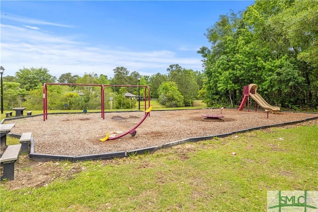227 Flagler Dr, Savannah, GA 31419 - community play area featuring a yard