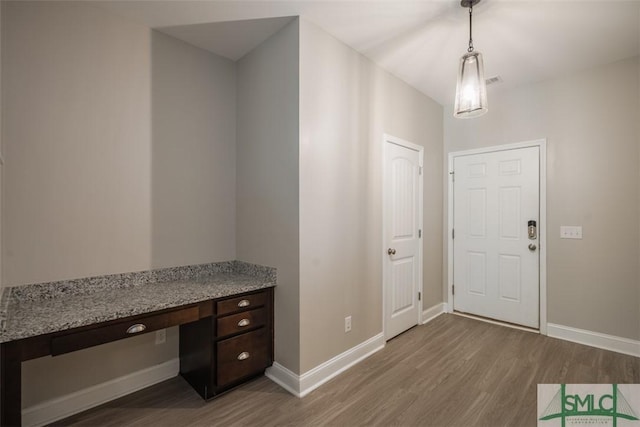 270 Kepler Loop, Richmond Hill, GA 31324 - foyer entrance featuring wood finished floors, built in desk, and baseboards