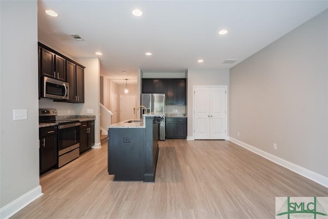 270 Kepler Loop, Richmond Hill, GA 31324 - kitchen with appliances with stainless steel finishes, a sink, baseboards, light wood-type flooring, and recessed lighting