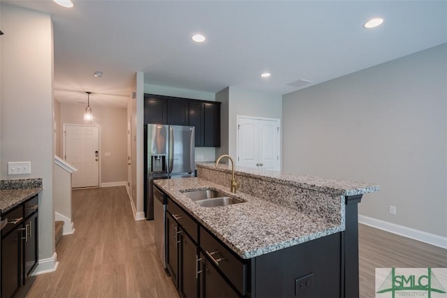 270 Kepler Loop, Richmond Hill, GA 31324 - kitchen featuring a sink, baseboards, light wood-type flooring, stainless steel appliances, and recessed lighting