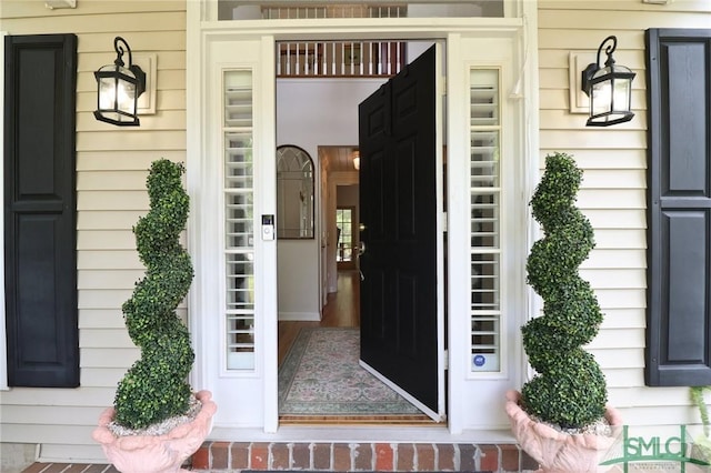 entrance to property featuring a porch