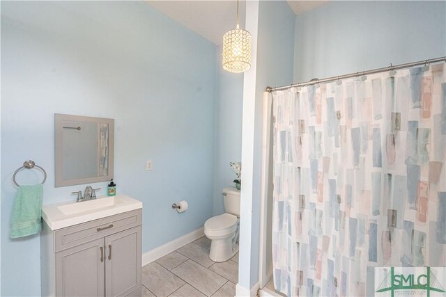 bathroom featuring vanity, baseboards, a shower with curtain, and toilet