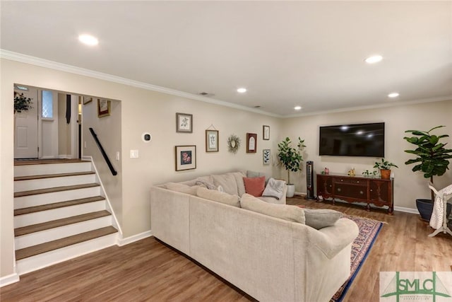 living room featuring crown molding, recessed lighting, baseboards, and wood finished floors