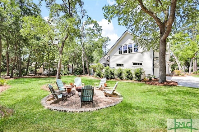 view of yard featuring a fire pit