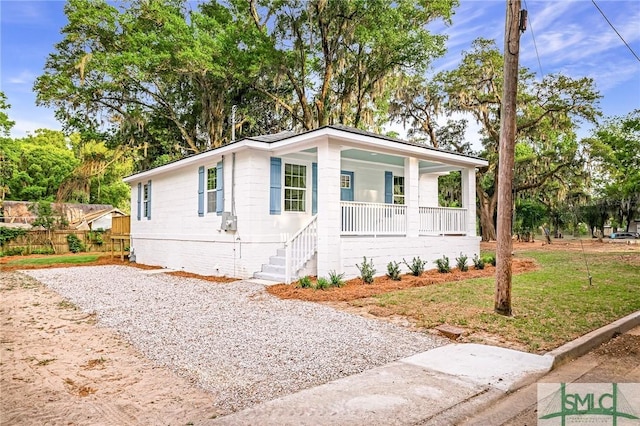 manufactured / mobile home featuring fence and covered porch
