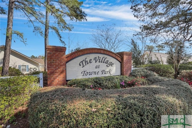 view of community / neighborhood sign