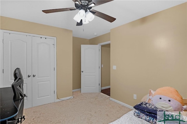 bedroom featuring carpet flooring, a ceiling fan, baseboards, and a closet