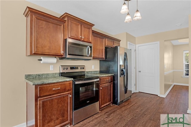 kitchen with dark wood-style flooring, an inviting chandelier, brown cabinetry, stainless steel appliances, and baseboards