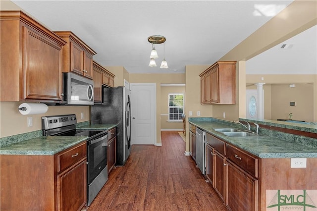 kitchen featuring appliances with stainless steel finishes, a sink, baseboards, dark wood-type flooring, and visible vents