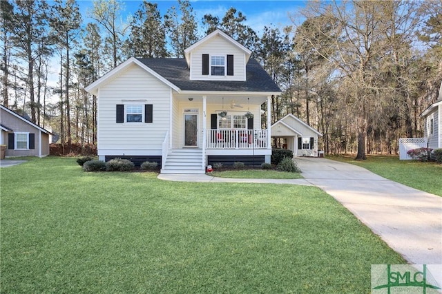 view of front of house featuring a porch, a front lawn, roof with shingles, and driveway