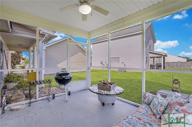 sunroom with ceiling fan