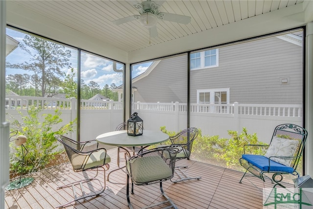 sunroom / solarium featuring outdoor dining space and ceiling fan