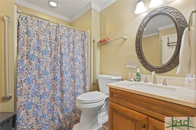 121 Pelican Ln, Richmond Hill, GA 31324 - full bathroom featuring crown molding, vanity, toilet, and curtained shower