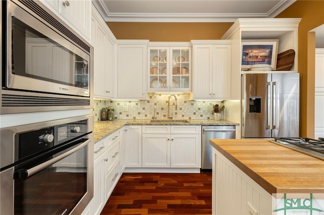 kitchen featuring a sink, white cabinets, stainless steel appliances, and dark wood finished floors