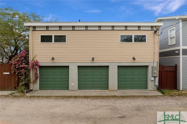 garage featuring dirt driveway
