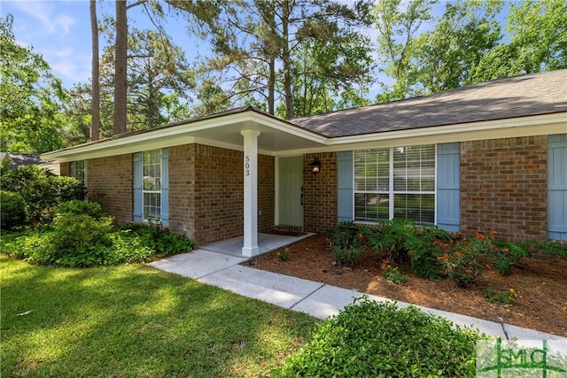 view of front of home with a front lawn and brick siding