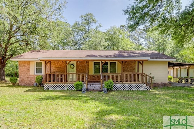 ranch-style house featuring covered porch and a front lawn