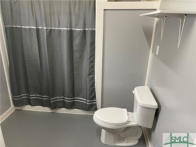 full bath with toilet and a shower with curtain