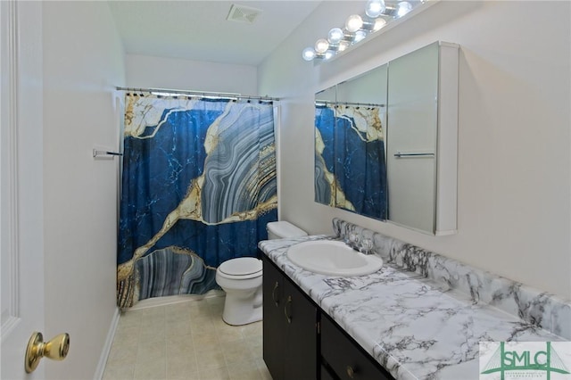 full bath featuring toilet, visible vents, curtained shower, and vanity