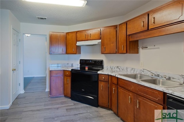 kitchen with visible vents, light wood-type flooring, a sink, under cabinet range hood, and black range with electric cooktop