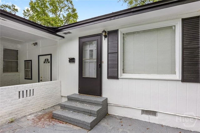 819 W 51st St, Savannah, GA 31405 - doorway to property featuring crawl space