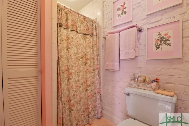 full bathroom with curtained shower and toilet