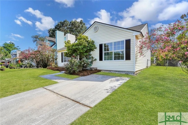 view of front of house featuring a front lawn and fence