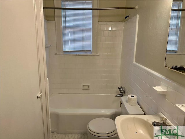 1020 Maupas Ave, Savannah, GA 31401 - bathroom featuring toilet, shower / bath combination, and a sink
