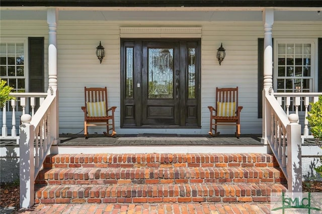 entrance to property featuring covered porch