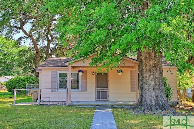 bungalow-style home featuring a front lawn and a porch