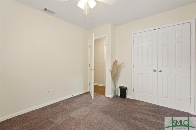 unfurnished bedroom with carpet flooring, a closet, baseboards, and a ceiling fan