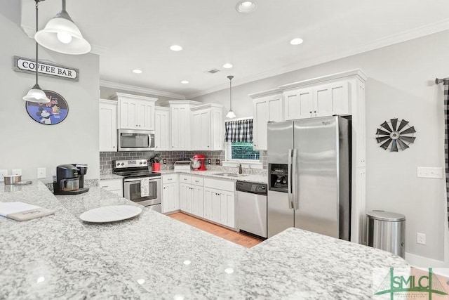 190 Blackjack Oak Dr E, Richmond Hill, GA 31324 - kitchen featuring appliances with stainless steel finishes, a sink, crown molding, tasteful backsplash, and light wood finished floors