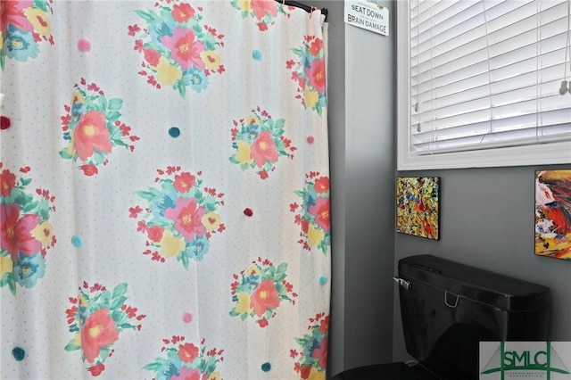 bathroom with curtained shower