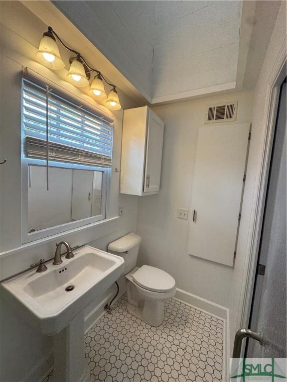 1305 E Anderson St, Savannah, GA 31404 - half bath featuring toilet and baseboards