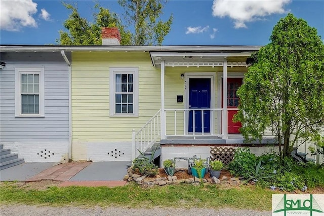 528 E Gordon Ln, Savannah, GA 31401 - view of front facade featuring a chimney