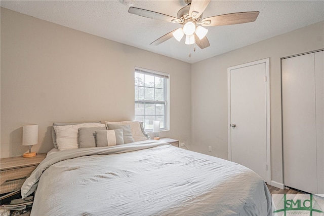 938 Greenbriar Trl, Hinesville, GA 31313 - bedroom with light wood-style flooring, ceiling fan, and a textured ceiling