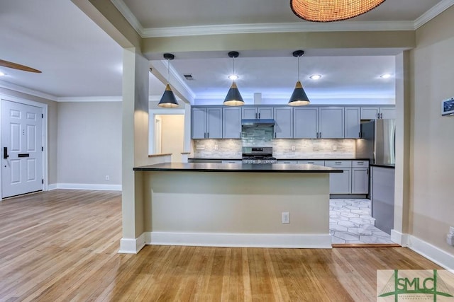 417 E 61st St, Savannah, GA 31405 - kitchen with stainless steel appliances, dark countertops, light wood-style flooring, tasteful backsplash, and ornamental molding