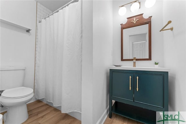 524 Nicoll St, Savannah, GA 31401 - full bath featuring toilet, vanity, wood finished floors, and a shower with shower curtain