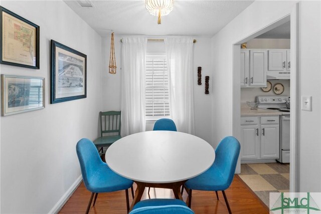 524 Nicoll St, Savannah, GA 31401 - dining area with baseboards