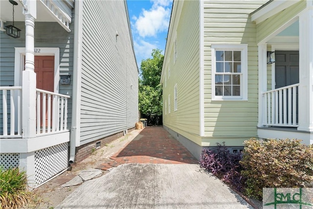 524 Nicoll St, Savannah, GA 31401 - view of home's exterior with crawl space