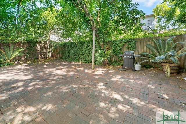 524 Nicoll St, Savannah, GA 31401 - fenced backyard with a grill and a patio area