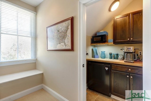 18 Enclave Cir, Savannah, GA 31419 - bar area with dishwashing machine, black microwave, lofted ceiling, and baseboards