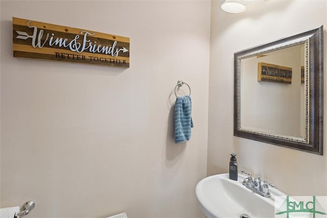bathroom featuring a sink