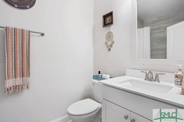 710 Longleaf Dr, Richmond Hill, GA 31324 - bathroom with vanity, toilet, and a shower with curtain