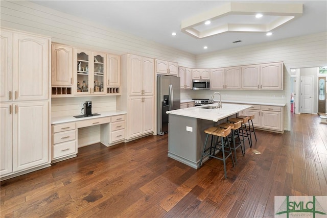 6 Baysprings Pt, Savannah, GA 31405 - kitchen with appliances with stainless steel finishes, a sink, a breakfast bar area, light countertops, and an island with sink