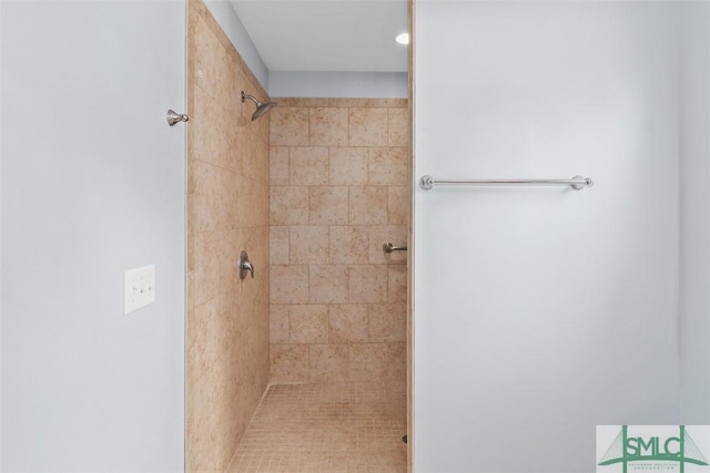 bathroom featuring a tile shower