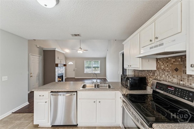 105 Mustang Dr, Guyton, GA 31312 - kitchen with stainless steel appliances, a sink, under cabinet range hood, a peninsula, and ceiling fan