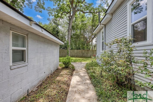 40 Lawton Ave, Savannah, GA 31404 - view of yard featuring fence