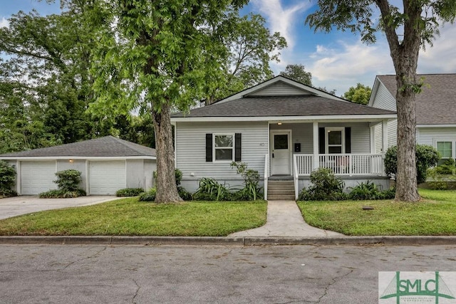 40 Lawton Ave, Savannah, GA 31404 - bungalow featuring covered porch, a front lawn, and a shingled roof