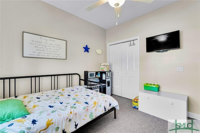 bedroom with carpet flooring, a closet, and a ceiling fan